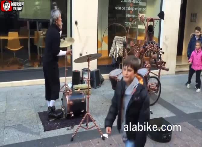 Video :You will be captivated by this street artist's amazing ability